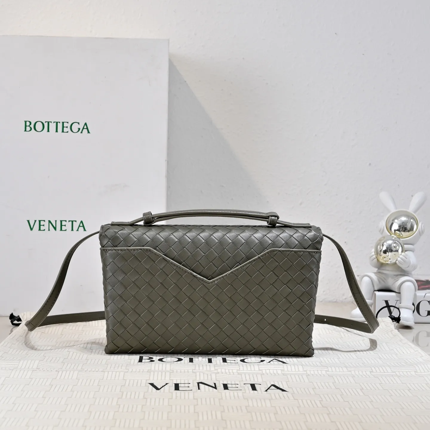 Batch 1660 #Bv new Knot Lock crossbody bag 🎈2025 early spring kont lock new series is hot on the market 🔥The brand's classic weaving process, with kont's metal rotating buttons, are exquisite and eye-catching, which is a luxurious embellishment of details. The upper body is elegant and elegant, with internal double compartments + card slots + back compartment. Super versatile, multiple carrying methods, detachable shoulder strap, portable/shoulder/cross-body, retro and fashionable, easy to carry with exquisite old-line style🫴 Model: 7191 Size: 25x16x5.5